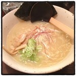 Torisoba Take - 鶏そば。
                        サラッとした鶏白湯。
                        硬めの中太麺は好み。
                        インパクトはないなー