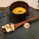 北新地 黒猫 - 
      ■アミューズ
      ・南瓜とじゃがいものポタージュ　自家製ポップコーン・クルミ・パンプキンシードと共に
      