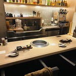 焼肉 六六六 - カウンター席