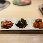 焼肉 六六六 - 自慢の三種キムチ