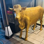 焼肉 六六六 - 入口の牛さん