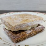 成城石井 - 料理写真:発酵バターパイのクリームサンド