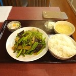 Chuugoku Bishoku Kayou - 豚肉とアスパラ炒め定食750円(^^)
                        味濃い目、アスパラ細め、おかず多めのごはんは少なめ。おかわり自由なれど、無料ッす(^_^