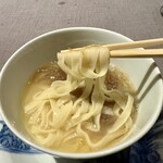 茶禅華 - 鶏白湯に平打ち麺　唐辛子をわずかに忍ばせ上品なピリ辛　