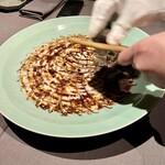 茶禅華 - 大下マネージャーがお話しながら何やら振り掛けてます