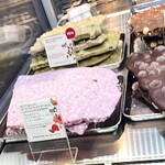 ヴェンキ - ブルット＆ヴォーノの ホワイトチョコ w/ローズ＆アーモンド・ラズベリーが気になるなぁ…（今度自分用に買いにこよう）