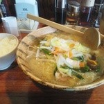 壱鵠堂 - 野菜塩ラーメン大盛りと半ライス 20140627