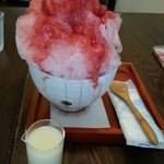 穂わ心 - 苺かき氷　ミルク添え700円