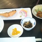 お食事処 多七 - 塩鮭焼き、鶏のから旨煮。