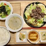 炙り牛たん 万 - 鉄板ねぎ塩牛たん焼きセット 1,628円税込 熱々の鉄板にのってきます