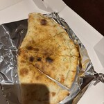 壁の穴 - Ｔカルツォーネをお土産に持ち帰って、4等分にカットしてもらった