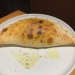 壁の穴 - ふっくらこんがり、焼けたカルツォーネ