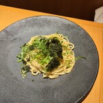 壁の穴 - 梅と青紫蘇のパスタ、梅の酸味としその香り、そして青のりの和風チックなテイスト