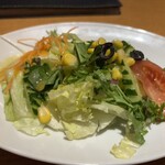 壁の穴 - サラダもきゅうり1つにしても丁寧に調理されている。とにかくこのイタリアンソース(ドレッシング)がたまらなくおいしいかった。