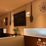 壁の穴 - 店内は私が入店した時は2人ぐらいしかいなかったが、帰る時は10人に増えていた、しかも全員お一人様