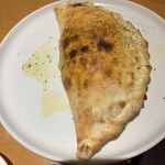 壁の穴 - チーズたっぷりのカルツォーネ、見るからに美味しそう