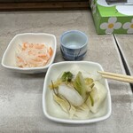 天義 - お遠い➕定食のお漬物。これだけで熱燗蒸発