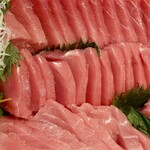 みなと市場 小松鮪専門店 - 真ん中が、本まぐろで両脇がメバチマグロ！