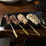 串焼・炭火焼 助八 - 右からささみとろろ昆布、せせり、はつ、えんがわ