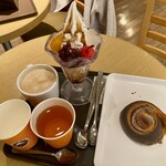サンマルクカフェ - 配膳トレー1（クリームあんみつ、カフェラテ、りんごジュース、ほっこりおさつ&チョコのデニッシュ）
