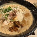 らーめん、肉丼ぶり 吉成鶏白湯 鶏神 - 泡が食欲を掻き立てます。