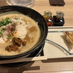 らーめん、肉丼ぶり 吉成鶏白湯 鶏神 - 餃子も頼みました