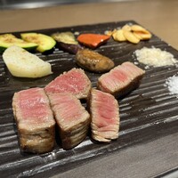 宮崎尾崎牛 鉄板焼き 吟 梅田ヒルトンプラザウエスト - ミディアムレアのキレイな肉色〜♡