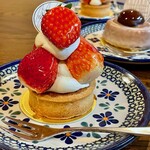 Un Petit Paquet - タルト・フレーズ。苺が大きくて甘い！タルト台はザクザクでバターを感じました。酸味のあるクリームがいいアクセントに。