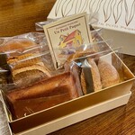 Un Petit Paquet - 焼き菓子つめあわせ。バレンタイン用に購入。アン・プチ・パケの焼き菓子は本当に美味しい。いい材料で丁寧に作っている、という感じ。紅茶といっしょにいただくと最高です。