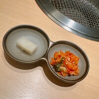やきにく九 西麻布本店 - キムチ、ザーサイ