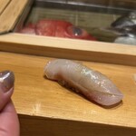 すし光琳 - クエ　にぎり　プリプリの実が　