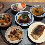 fu-fu shisen - 前菜盛り合わせ 上から時計回りに蕪と木耳のピクルス、かぼちゃ米蒸し、いわしオイル漬け、長芋の干偏、あん肝紅油ソース、まぐろ叉焼（真ん中）