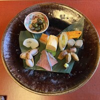 ろあん松田 篠山店 - ヘルシーな13種の山の恵みの盛り合わせ。ひとつ、ひとつ丁寧に説明してくださいます。
