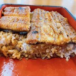 うなぎのなんけ - 断面　※ご飯は潰される事なくの、ふわふわ食感