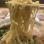 もつ鍋一慶 - 麺は中華麺っぽく縮れ麺！