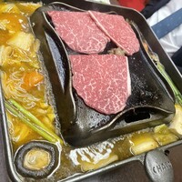 牛幸 本店 - 上段で焼かれたお肉の脂が、下のキムチ鍋に落ちて旨みが増していく♪