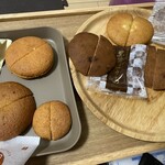 北島 - 右下が普通の丸ぼうろ、右から三つ目が黒糖ぼうろ、左上が花ぼうろ