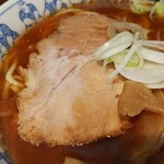 らーめん 萬亀 - チャーシューはやや大きめ。