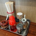 らーめん 萬亀 - テーブルセット