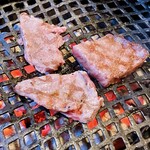 炭火焼肉 丸勢 - 肉は少しずつ焼いて、育てる派です