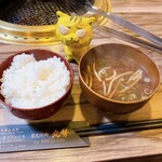 炭火焼肉 丸勢 - ご飯&味噌汁　※ご飯、お代わりしている人がいたので、無料サービスなのかも　※カワハギの味噌汁でした