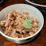 らーめん 萬亀 - チャーシュー丼。写真だと分かりづらいが、かなりのボリューム…