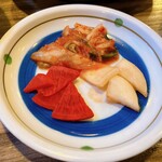 炭火焼肉 丸勢 - キムチ他