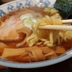 らーめん 萬亀 - 麺はモチモチ、やや太。