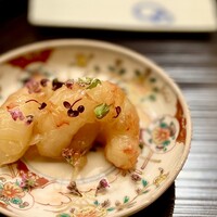 天 よこた - ぼたん海老の漬け。鰹の風味も感じる漬け、むっちりした肉厚な海老の身…たまらなく美味しい♡