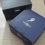 ピエールプレシュウズ - ケーキの箱も綺麗