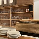 讃岐うどん酒場 川金 - カウンターからの店内