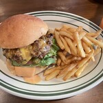 メアリーバーガー - チーズバーガー。ご立派です