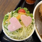 わ楽 - ミニサラダ　ソーセージで♡マーク