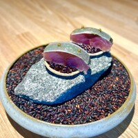 レスピラシオン - ❹締め鯖と金沢の古代米のタルト
                〜輪島産の朝獲れ鯖は色鮮やか。酢締めした大好きな鯖は生に近い食感と新鮮さを感じる。コリアンダーの塩漬けシートが美しいインパクト